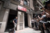 Un agente de la UCO sale de la sede del PSOE de la calle Ferraz, en una imagen de archivo.