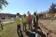 Trabajadores municipales, de Grupocopsa y de la dirección de obra controlando los trabajos en la nueva tubería