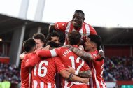 Lopy en todo lo alto de la piña del Almería celebrando un gol.
