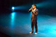 Luis Piedrahita fascina con su monólogo sobre la libertad y el destino en el Auditorio de Roquetas de Mar.