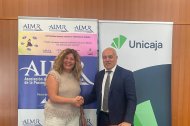 Firma de un convenio por parte del director territorial de Andalucía Oriental de Unicaja, Juan Cayuela, y la presidenta de Almur, Amalia Salvador.