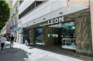 Fachada de la Joyería León, en el Paseo de Almería.