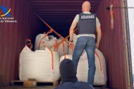Agentes de Aduanas inspeccionan el contenedor en la nave de Pampanco.
