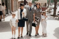 La familia Pérez Porras, dando una vuelta por el Paseo  después de la Primera Comunión de su hija. Años 70.