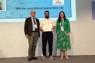 Pablo Jiménez López, investigador predoctoral de la UAL, muestra el premio internacional por su labor divulgativa en el Congreso Europeo de Obesidad.