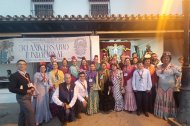 Miembros del coro ante la Casa de Hermandad.