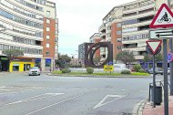 La Plaza de Barcelona es un canto al despropósito. Hasta la escultura de la fuente se suma al caos.