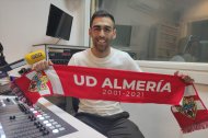 Dani Romera en la Cadena SER con la bufanda de la UD Almería.