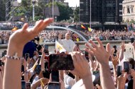 El Papa León XIV saluda desde el papamóvil, en la plaza de Colón, a 7 de junio de 2026, en Madrid (España). El Papa León XIV recorre las calles antes de oficiar una misa y posterior procesión eucarística en el entorno de la capital. La ceremonia congrega a altas autoridades civiles y religiosas, además de numerosos fieles que siguen el recorrido del Santísimo. El Rey Felipe VI, la Reina Letizia, la Princesa Leonor y la Infanta Sofía asisten al evento.
07 JUNIO 2026 VISITA PAPAL
Diego Radamés / Europa Press
07/6/2026