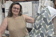 Isabel Gutiérrez muestra algunos de los tejidos técnicos disponibles en Textilhogar.