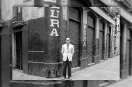 El comerciante Pablo Segura Guijarro delante del establecimiento que regentaba en la calle de las Tiendas. Era uno de los comercios más potentes de su ramo en los años treinta y después en la posguerra.