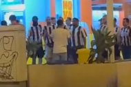 Seguidores del Castellón rodeando al agredido en los alrededores del Mediterráneo.