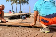 Comienza la instalación de las nuevas pasarelas accesibles de plástico reciclado en las playas de Roquetas.