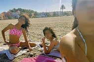 Las tres amigas de El Alquián, este sábado en la playa de Costacabana, poco antes del trágico desenlace.