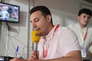 Carlos Miralles y Raúl Vélez en la cabina de la Cadena SER viviendo el Almería-Málaga que decidía el ascenso.