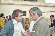 El periodista almeriense Francisco Urrea haciendo las entrevistas después de un partido en el patio de caballos del estadio de la Falange. 1974.