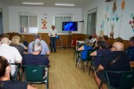 Antonio Bonilla presenta a los vecinos de Llanos de Vícar el futuro Centro Social del barrio.