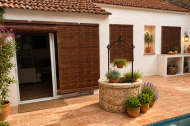Las persianas alicantinas combinan protección solar, ventilación y estética mediterránea.