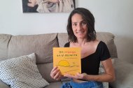 Tamara Cañadas con su libro 'Un mango en el desierto'