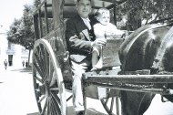 Juan Garrido con el carro cuba con el que iba vendiendo por Almería el agua de Araoz.