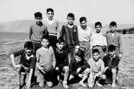 Como no había campos decentes donde jugar las calles se convertían en campos de fútbol. A veces, los niños no tenían otro refugio que irse a jugar al fútbol a la playa.