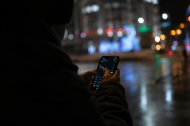 Una persona consulta en su teléfono móvil información relacionada con criptomonedas en una imagen conceptual sobre el rastreo de activos digitales.