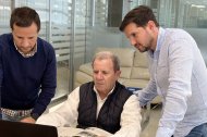 Gerónimo, Fernando y Luis Parra, durante una reunión de trabajo en la sede de Grupo Parra, donde varias generaciones comparten la misma forma de entender la construcción.