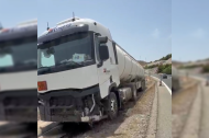 El camión accidentado en la autovía.