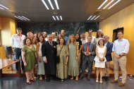 Foto de familia del magistrado Juan Carlos Aparicio con compañeros de la comunidad judicial almeriense tras su último juicio.