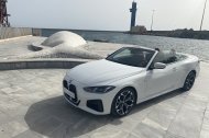 El modelo de Automotor Costa con la capota escondida junto a la ballena de Gabriel