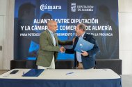 El presidente de Diputación, José Antonio García Alcaina y el presidente de la Cámara de Comercio de Almería, Jerónimo Parra, esta mañana en el Palacio Provincial.