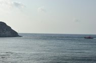 Un velero encalla en las rocas en Cala Higuera