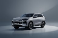 Mantiene su tecnología híbrida enchufable de 279 CV, hasta 90 km de autonomía eléctrica y más de 1.100 km de autonomía total.