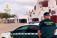 La Guardia Civil ha esclarecido nueve robos con fuerza en el interior de vehículos en Roquetas de Mar.