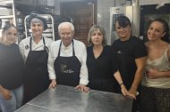 Antonio Gázquez, junto a su esposa, Juani Simó un gran apoyo para el chef, junto a la cocinera Letitia, y el resto de compañeras y Rocío Scaliones del restaurante ‘Il Capo Mangia’, que acudió a la emotiva despedida en cocinas.