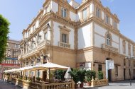 Fachada del Círculo Mercantil y Teatro Cervantes.