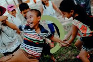 Imagen de archivo de niños jugando en verano.