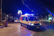 Los sanitarios del 061 atendieron al afectado en plena plaza de Cortijo Grande.