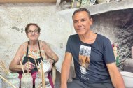 Loli García pintando en su taller de alfarería de Níjar, enseñando sus trabajos al periodista Antonio Hermosa.