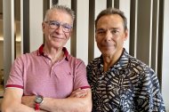 César Navarro, presidente de la Asociación de Mayores de la Universidad, junto al periodista Antonio Hermosa.
