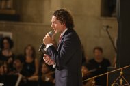 Davis Bisbal, cantando el Magnificat durante el pregón de la Virgen del Mar de 2026.