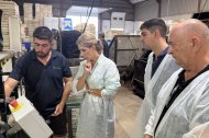 La alcaldesa, Julia Ibáñez, junto al concejal de Agricultura, Manuel Martínez, han visitado el semillero de la Cooperativa Campoejido en Tierras de Almería que cuenta con una superficie total de 35.000 m² para el desarrollo de plantas de todo tipo de cultivos hortícolas, principalmente pimiento