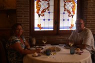 Juani y Rafa disfrutan de la Feria de Almería en Asador Tinta Negra probando uno de los vinos del restaurante.