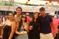 Raúl, Alejandra, Nieves, Álvaro y Marina disfrutan en Ambigú Origen El Estribor.