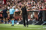 Ferran Costa dando instrucciones a sus jugadores en El Molinón.