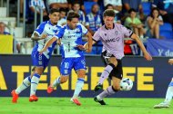 Si el rival asfixia a los jugadores más técnicos el Almería no responde.