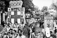 Batalla de flores de 1950. Abrieron el cortejo la carroza del pregonero con el escudo de Almería y la carroza de la Sociedad General de Carbones.