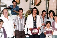 En 1977 una de las estrellas del Teatro Chino era el humorista Manolo de Vega, que triunfaba en TVE contando chistes. En la foto, se ve junto a dos familias de Almería en una caseta de comida.