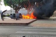 Imagen del incendio de contenedores junto a 'El Ancla' en Pescadería.