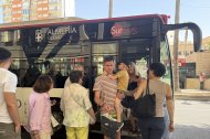La gente hace colas para subirse a Alsa Surbus.